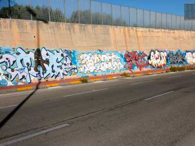 Su entrambi i lati dell'arteria vari artisti si sono sbizzarriti usando il "wild style", cio� quello stile che prevede l'intrecccio stretto delle lettere della tag, rendendola difficilmente traducibile